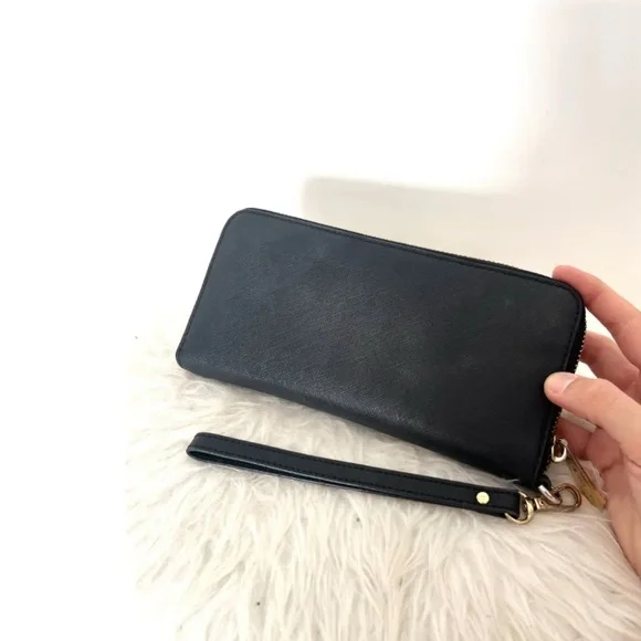 Michael Kors Women Black Wallet
Leather Wristlet Standard Size - Picture 2 of 8
